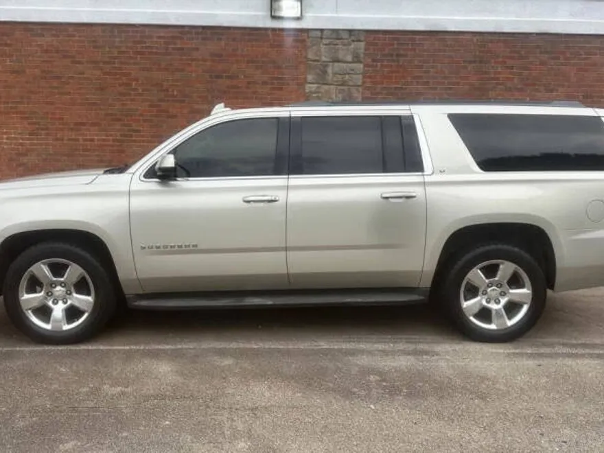 2015 Chevrolet Suburban LT photo 1
