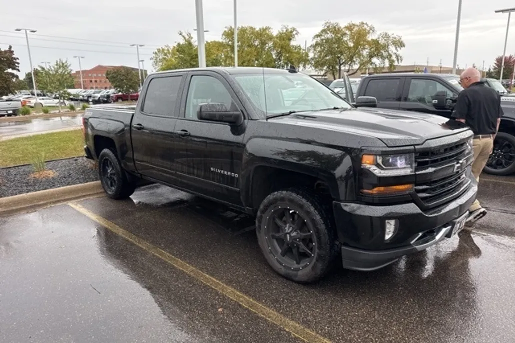 2017 Chevrolet Silverado 1500 LT photo 1