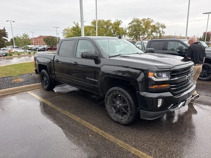 2017 Chevrolet Silverado 1500 LT photo 1