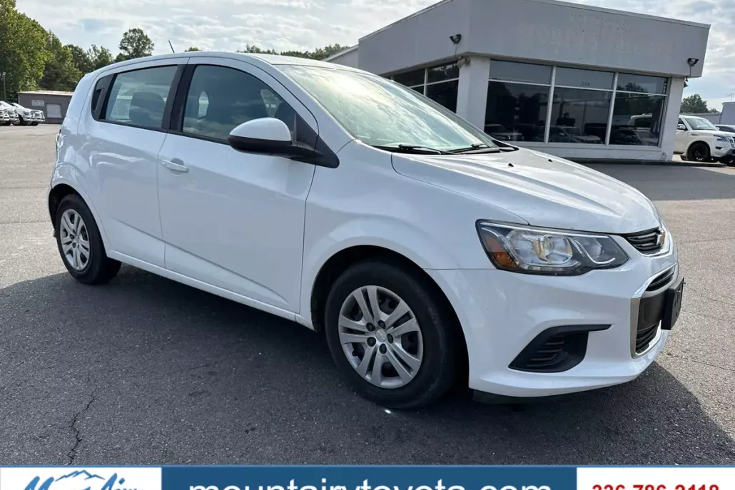 2019 Chevrolet Sonic LT photo 1