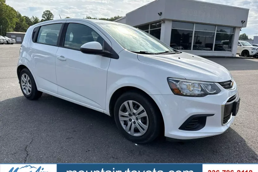 2019 Chevrolet Sonic LT photo 1