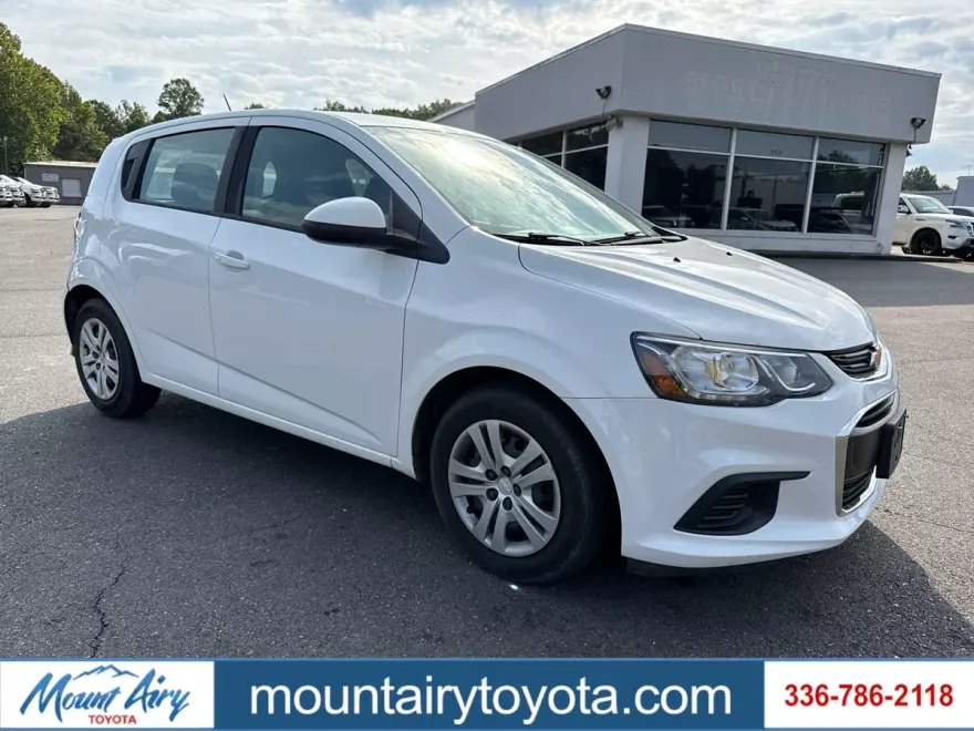2019 Chevrolet Sonic LT photo 1