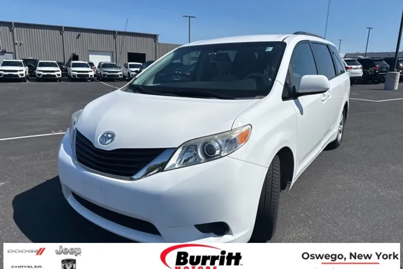 2014 Toyota Sienna L photo 1