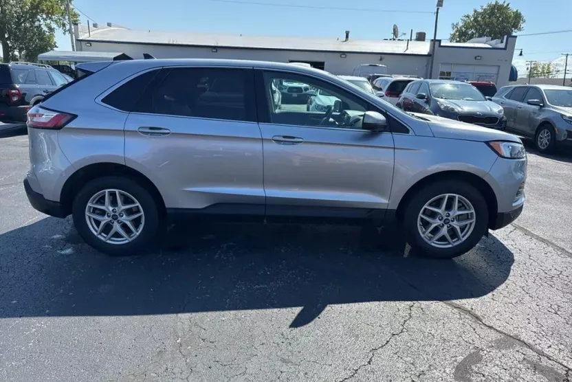 2022 Ford Edge SEL photo 1