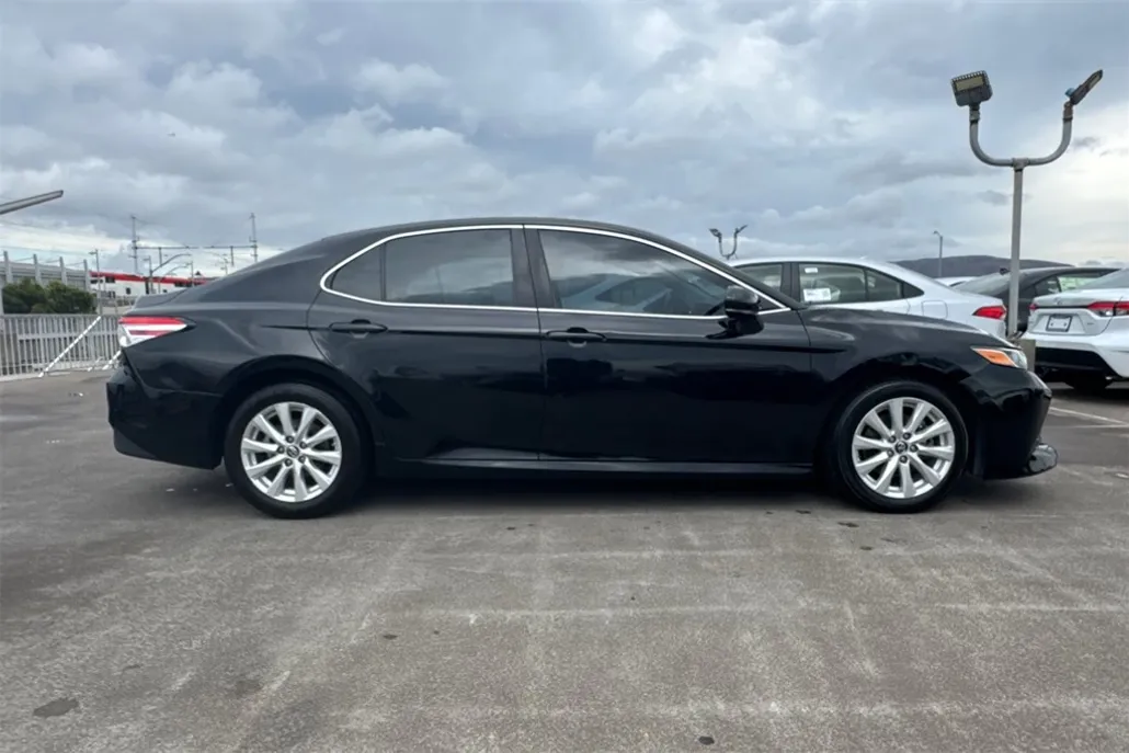 2019 Toyota Camry LE photo 1
