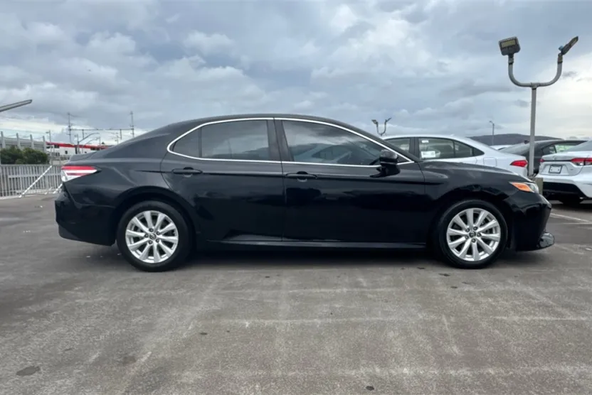 2019 Toyota Camry LE photo 1