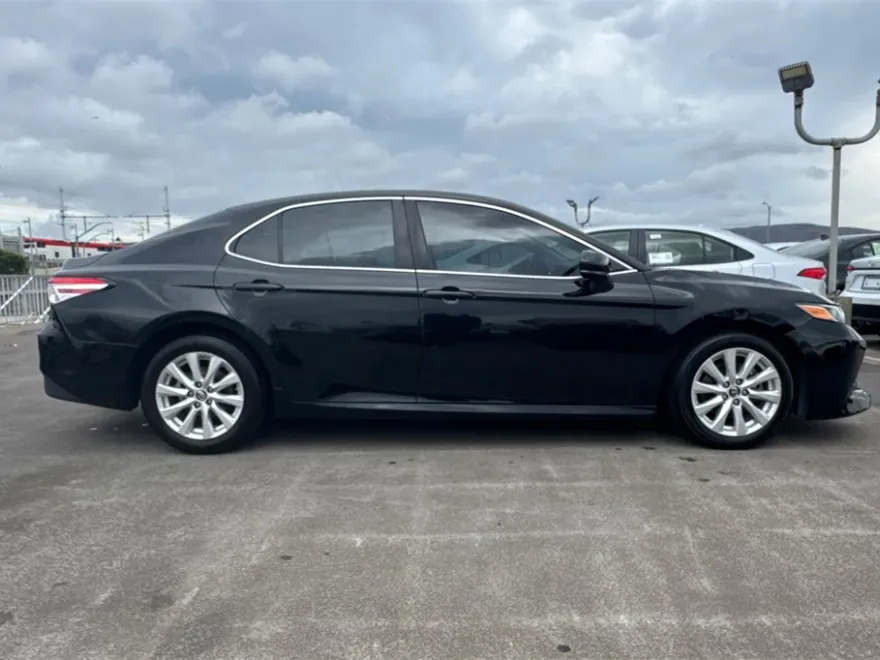 2019 Toyota Camry LE photo 1