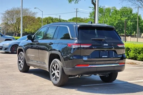 2025 Jeep Grand Cherokee Limited photo 3
