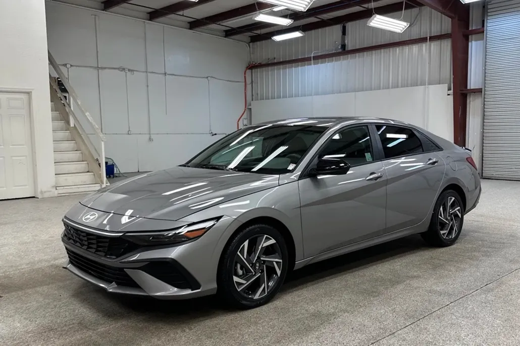 2025 Hyundai Elantra SEL Sport photo 1