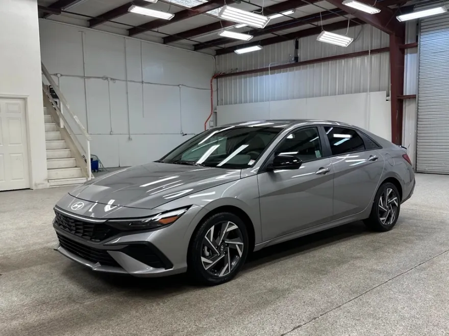 2025 Hyundai Elantra SEL Sport photo 1