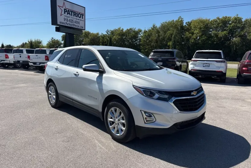 2018 Chevrolet Equinox LT photo 1