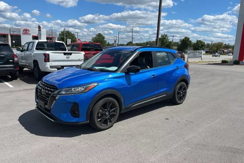 2023 Nissan Kicks SR photo 1