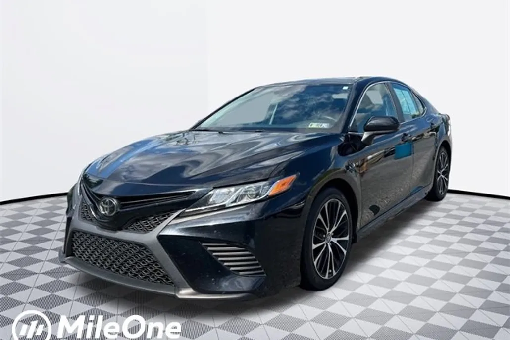 2020 Toyota Camry SE photo 1