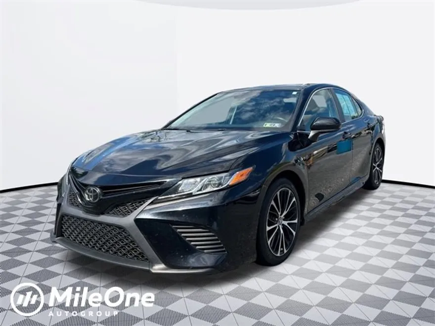 2020 Toyota Camry SE photo 1