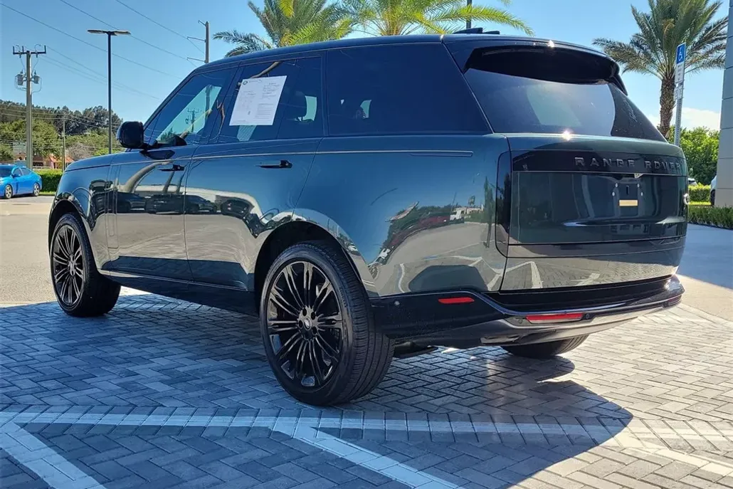 2023 Land Rover Range Rover SE photo 1
