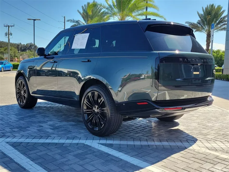 2023 Land Rover Range Rover SE photo 1