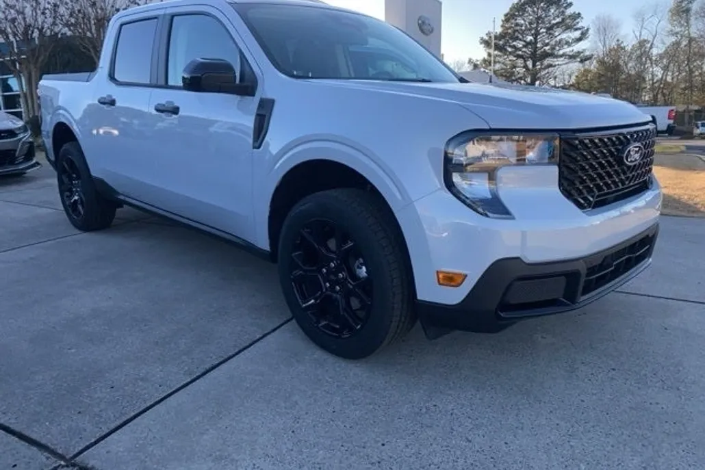 2025 Ford Maverick XLT photo 1