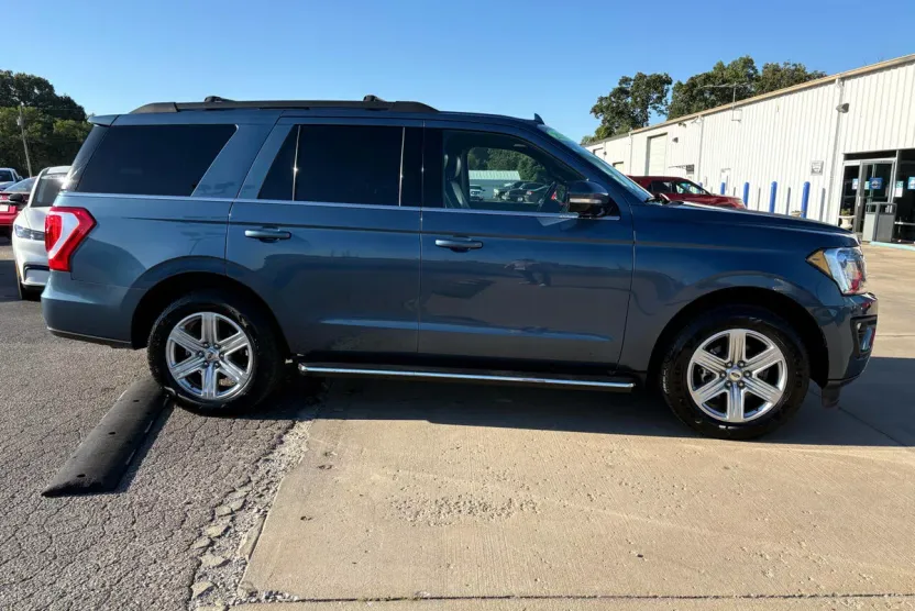 2020 Ford Expedition XLT photo 1