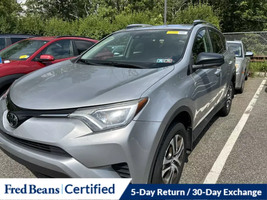 2018 Toyota RAV4 LE photo 1