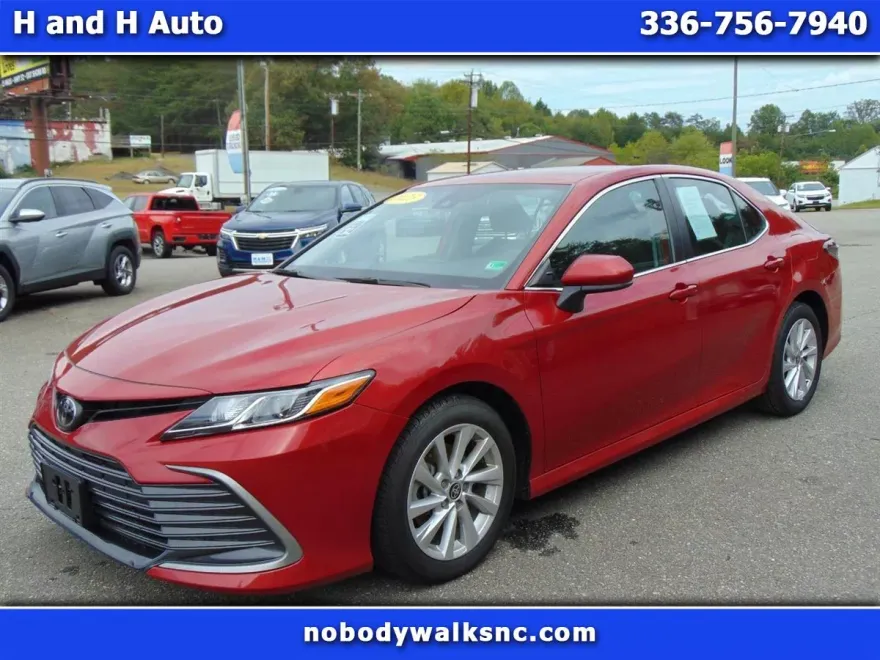 2023 Toyota Camry LE photo 1