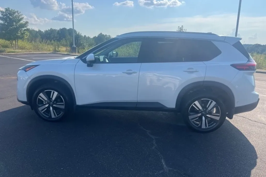 2024 Nissan Rogue SL photo 1