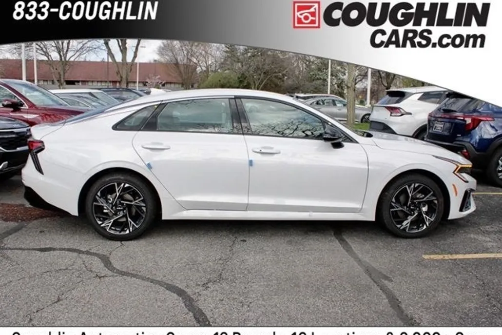 2025 Kia K5 GT-Line photo 1