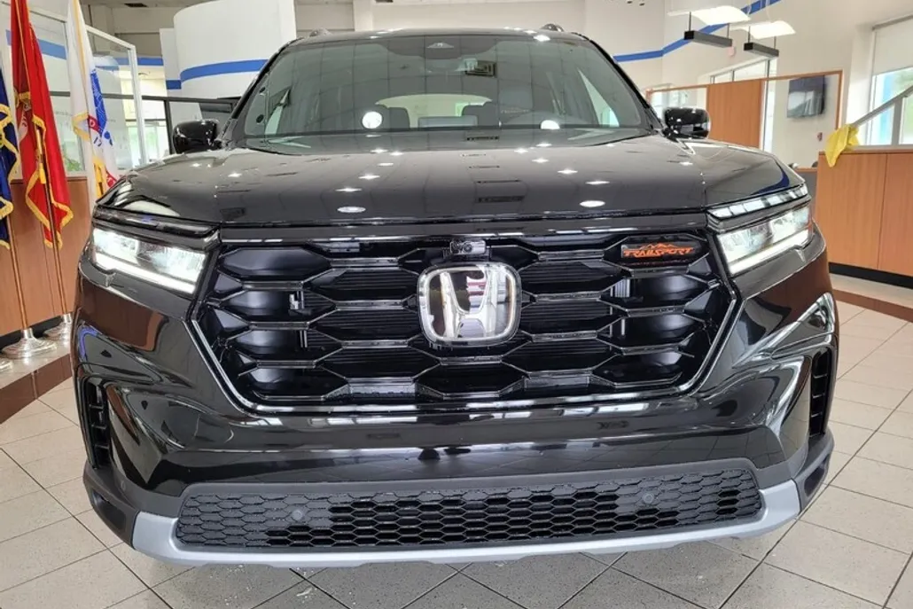 2025 Honda Pilot TrailSport photo 1