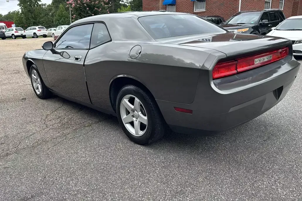 2010 Dodge Challenger SE photo 1