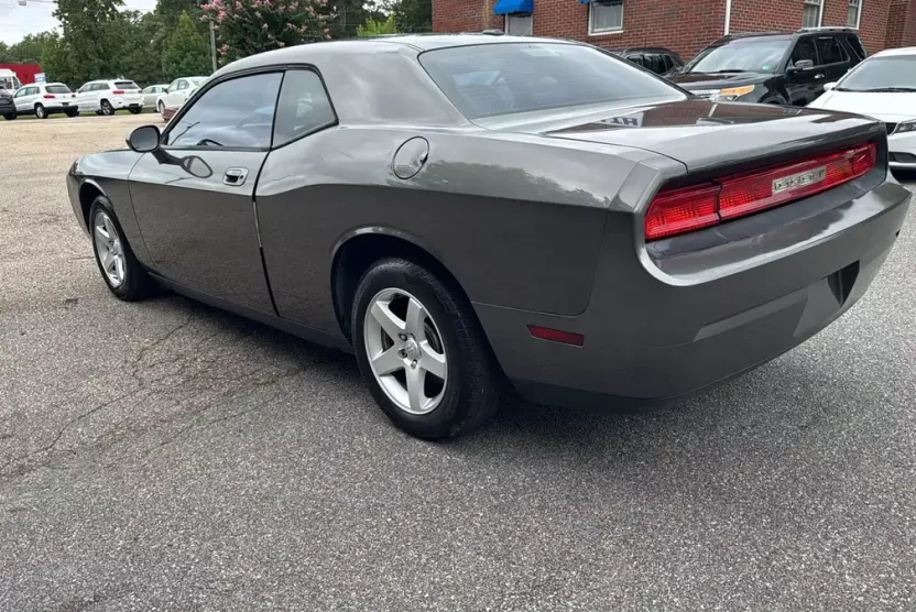 2010 Dodge Challenger SE photo 1