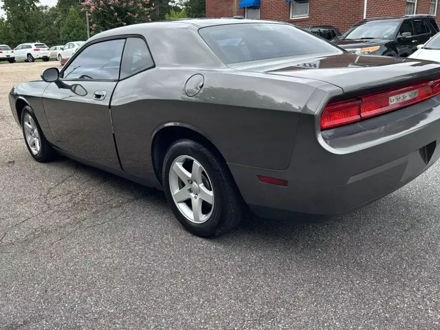 2010 Dodge Challenger SE photo 1