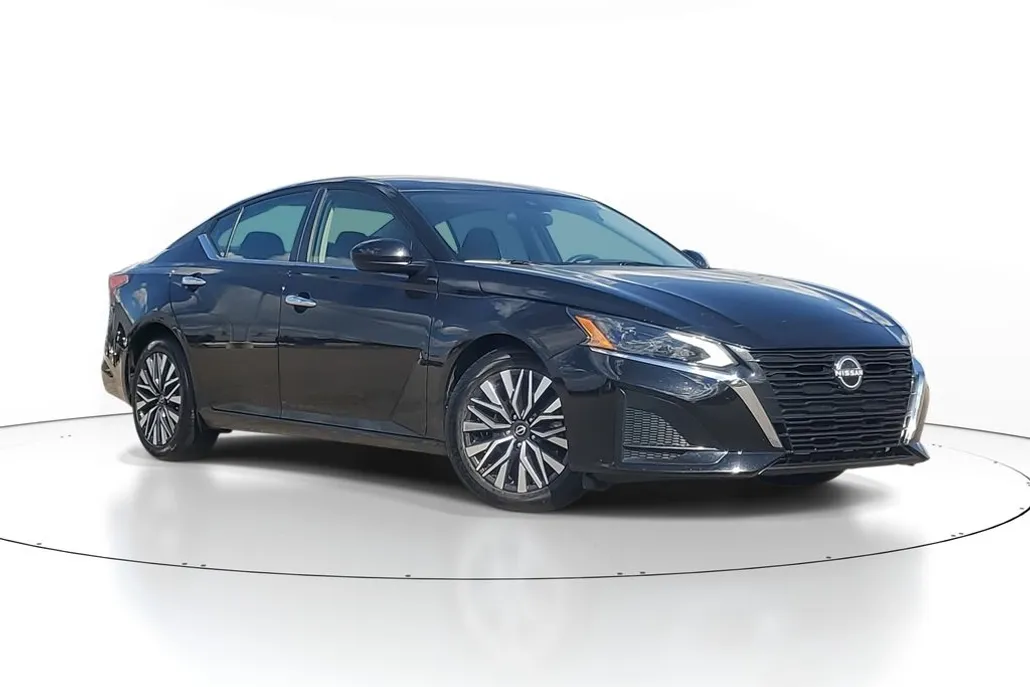 2023 Nissan Altima 2.5 SV photo 1
