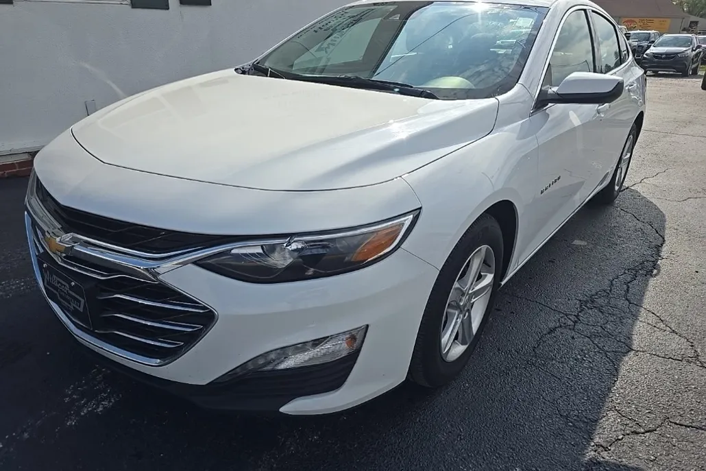 2024 Chevrolet Malibu 1LT photo 1
