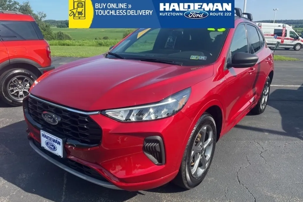 2023 Ford Escape ST-Line photo 1