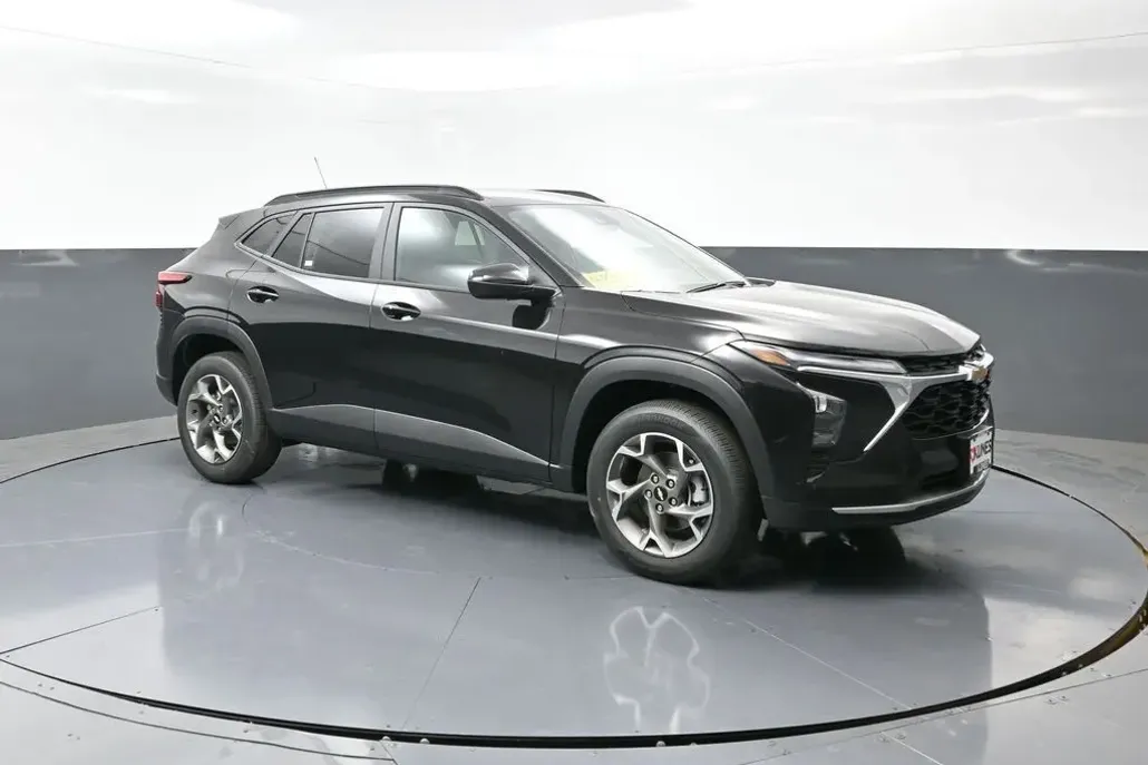 2025 Chevrolet Trax LT photo 1