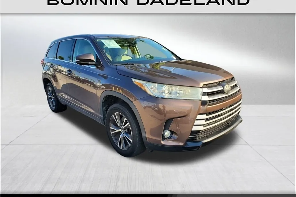 2018 Toyota Highlander LE photo 1