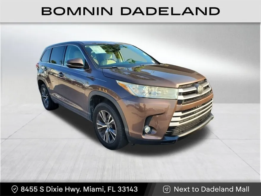 2018 Toyota Highlander LE photo 1