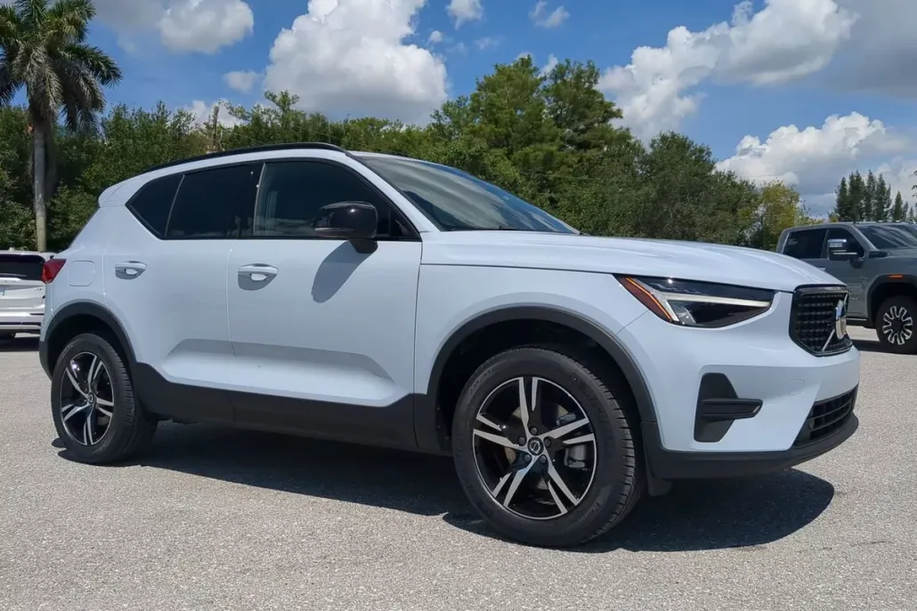 2026 Volvo XC40 Core photo 1