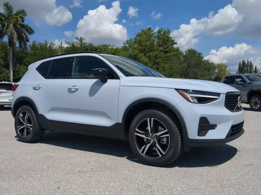 2026 Volvo XC40 Core photo 1