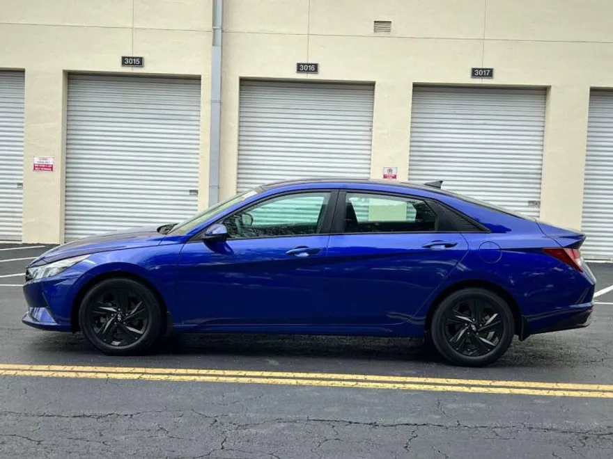2022 Hyundai Elantra SEL photo 1
