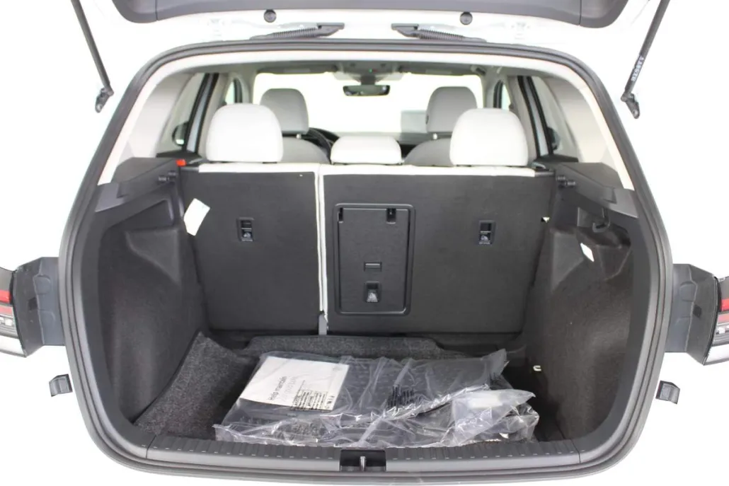 2025 Volkswagen Taos SE photo 1