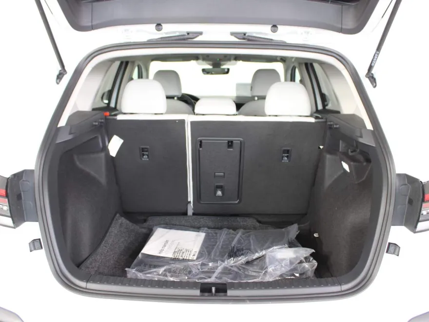 2025 Volkswagen Taos SE photo 1