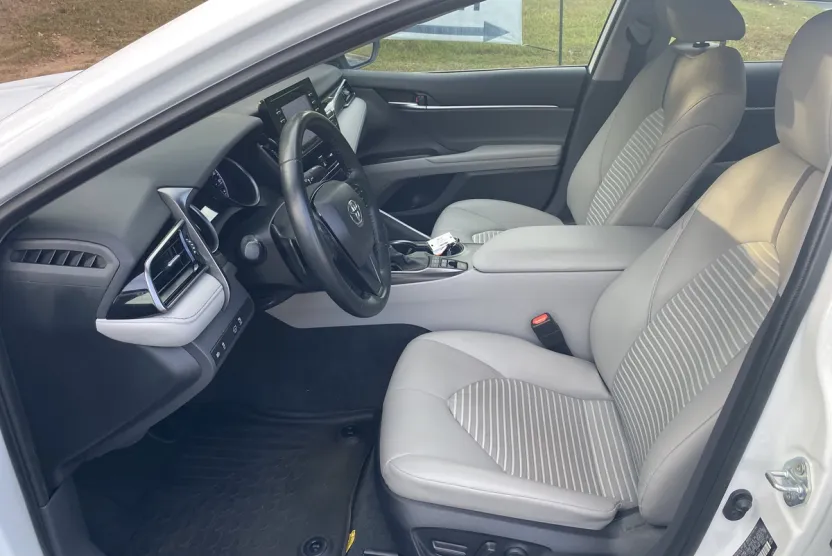 2022 Toyota Camry Hybrid SE photo 1