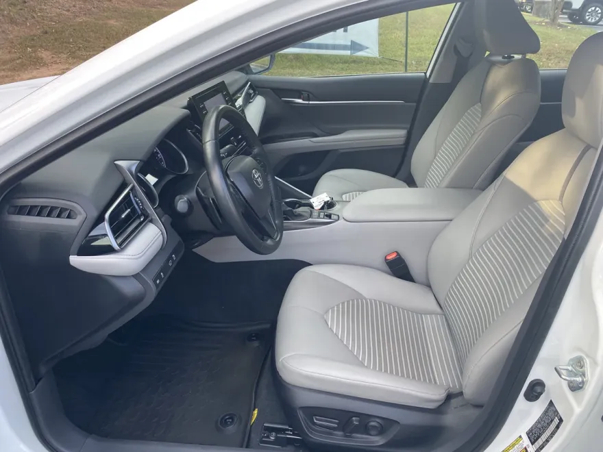 2022 Toyota Camry Hybrid SE photo 1