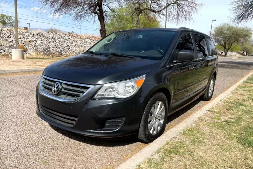 2012 Volkswagen Routan SEL photo 1
