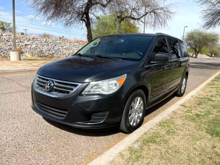 2012 Volkswagen Routan SEL photo 1