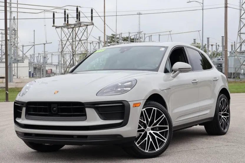 2025 Porsche Macan T photo 1