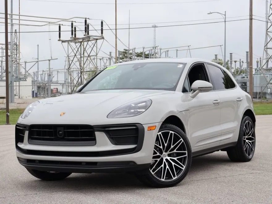 2025 Porsche Macan T photo 1