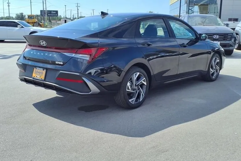 2025 Hyundai Elantra SEL Sport photo 1