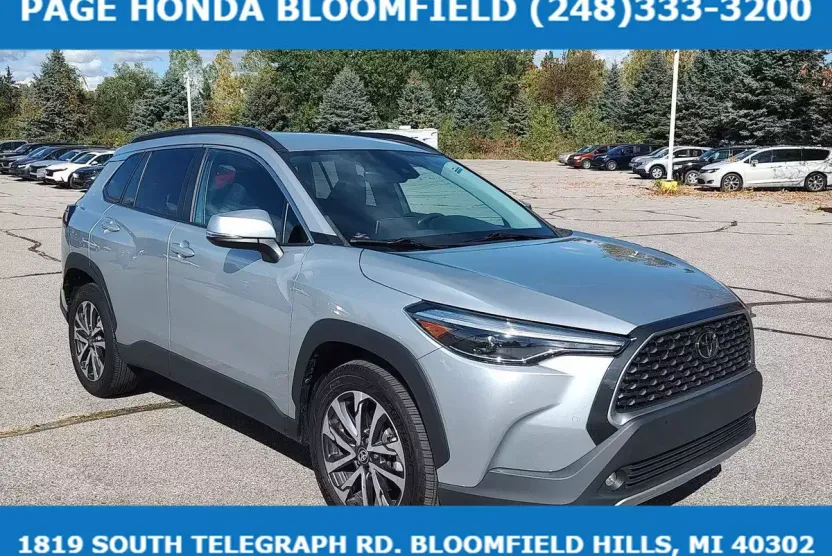 2022 Toyota Corolla Cross XLE photo 1
