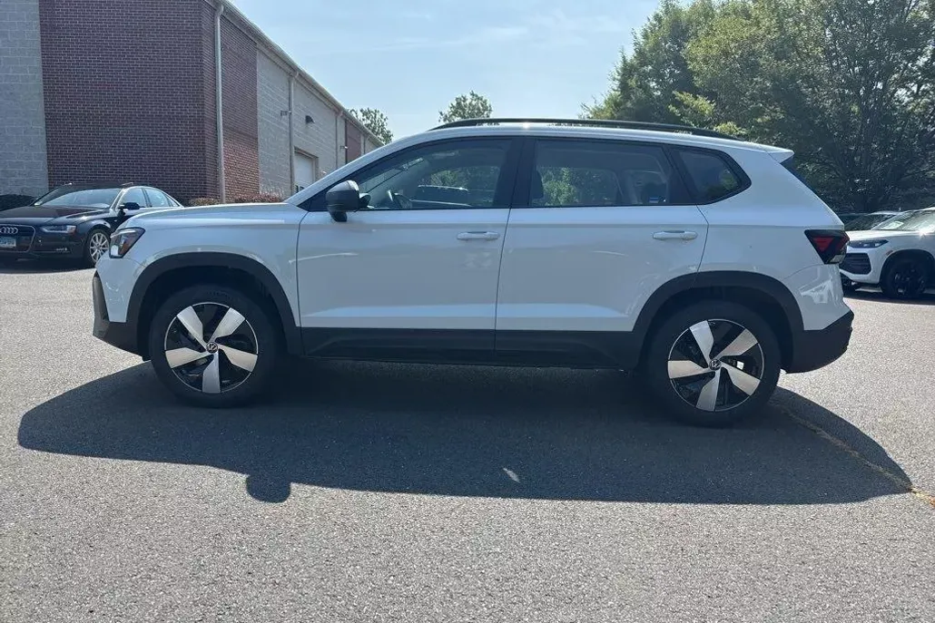 2025 Volkswagen Taos S photo 1